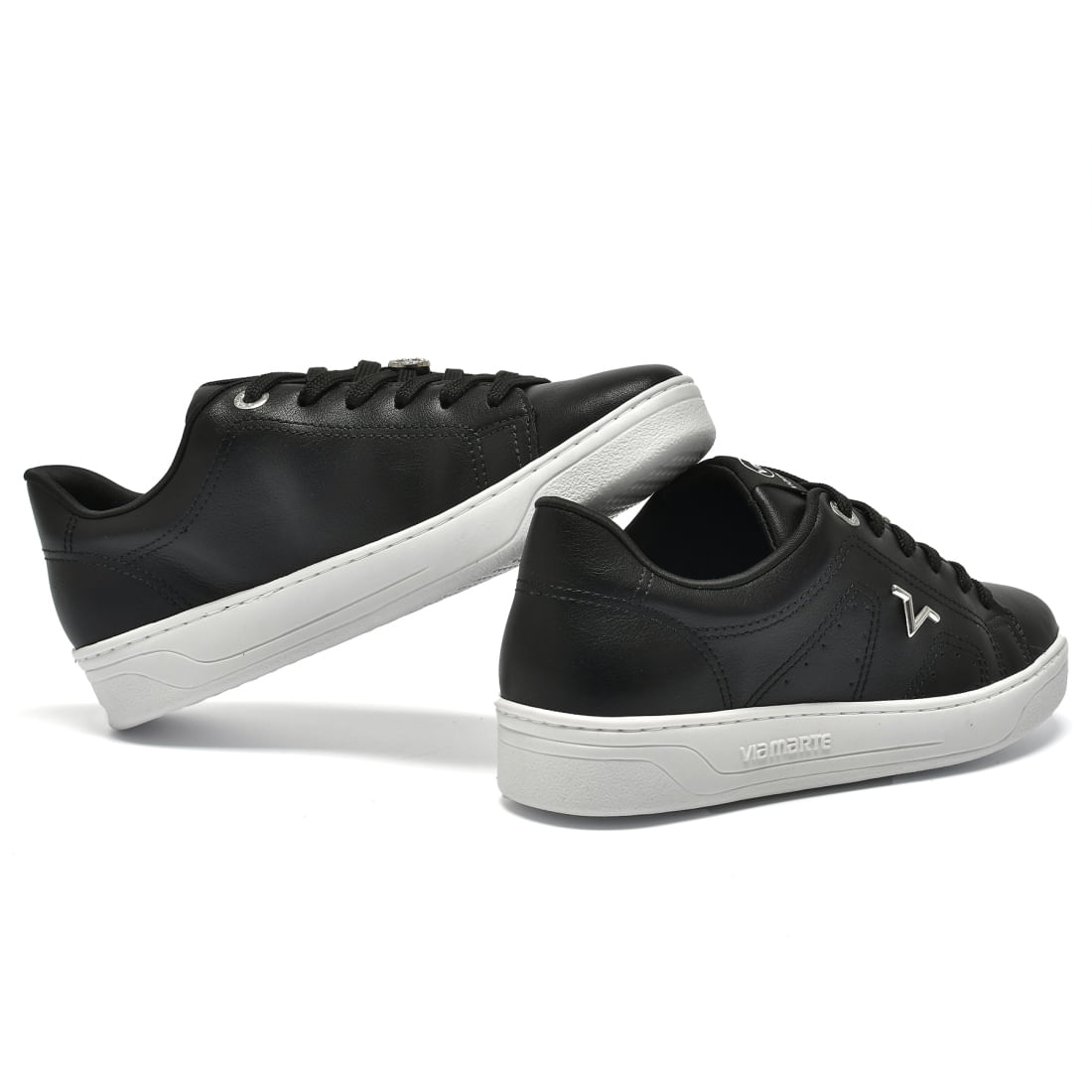 Par de tênis casuais pretos Via Marte modelo 020012-01 em material sintético com cadarço e solado branco